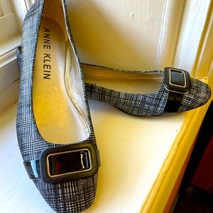 Anne Klein black and white ballet type flats.  Size 10